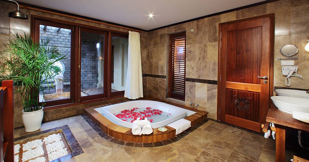 và thoải mái thư giãn trong phòng tắm rộng rãi tại Sun Spa Resort